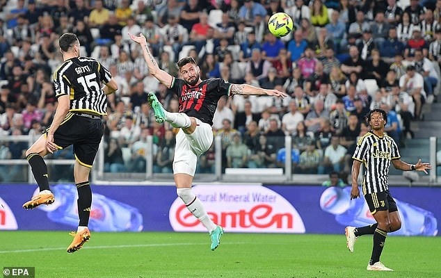 Giroud ghi bàn. (Ảnh: EPA).
