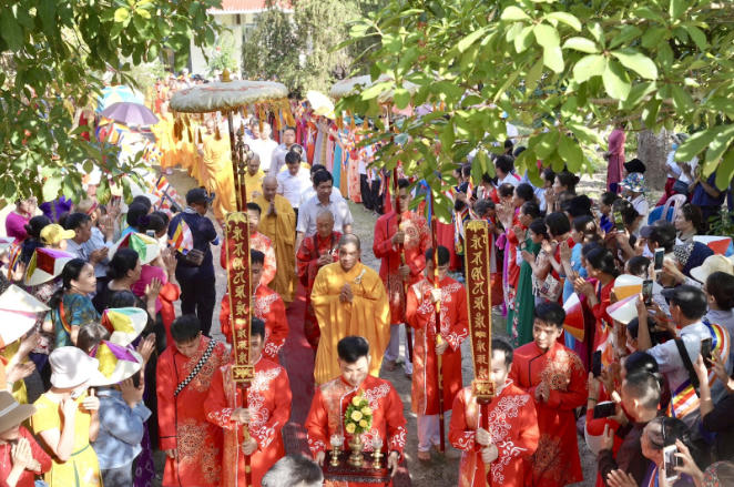 Phật tử, nhân dân cung nghi chư vị Hòa thượng, Thượng tọa, Đại đức Tăng Ni tham dự Đại lễ Phật đản.