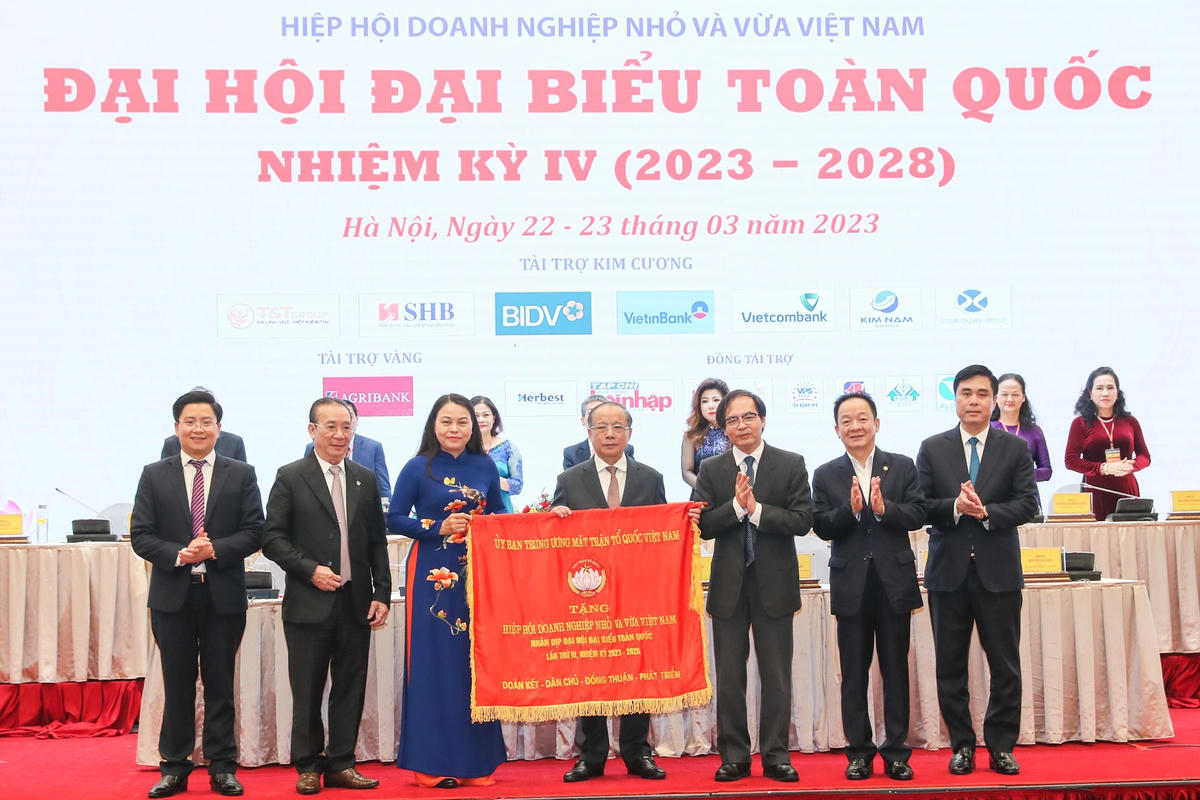 Phó Chủ tịch – Tổng Thư ký UBTƯ MTTQ Việt Nam Nguyễn Thị Thu Hà trao tặng Bức trướng cho Hiệp hội Doanh nghiệp nhỏ và vừa Việt Nam.