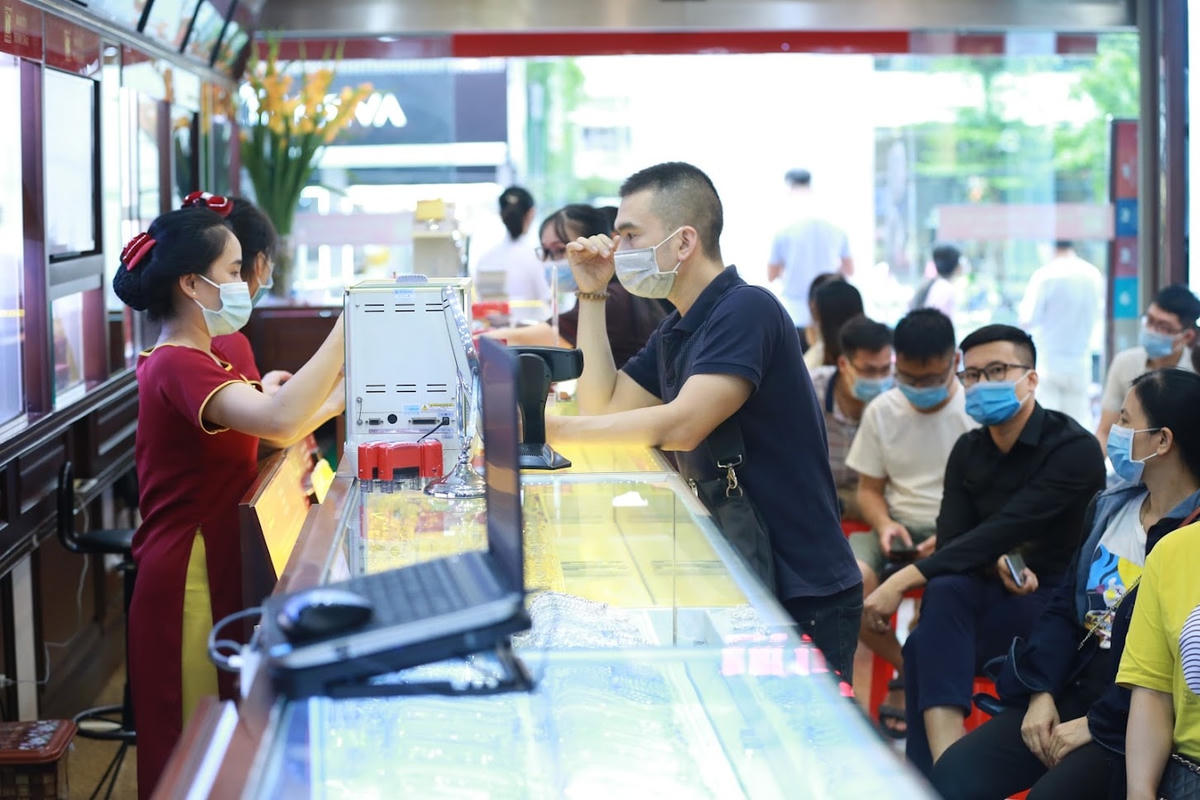 Mối quan tâm của nhà đầu tư đối với vàng chưa bao giờ hạ nhiệt. Ảnh: Quang Vinh.