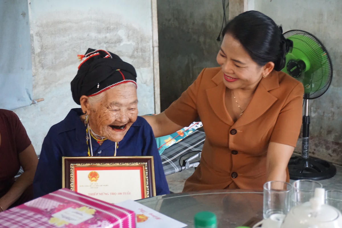 Thăm và chúc mừng Đinh Thị Grót, thôn Vĩnh Thái, xã Vĩnh Thịnh, huyện Vĩnh Thạnh.