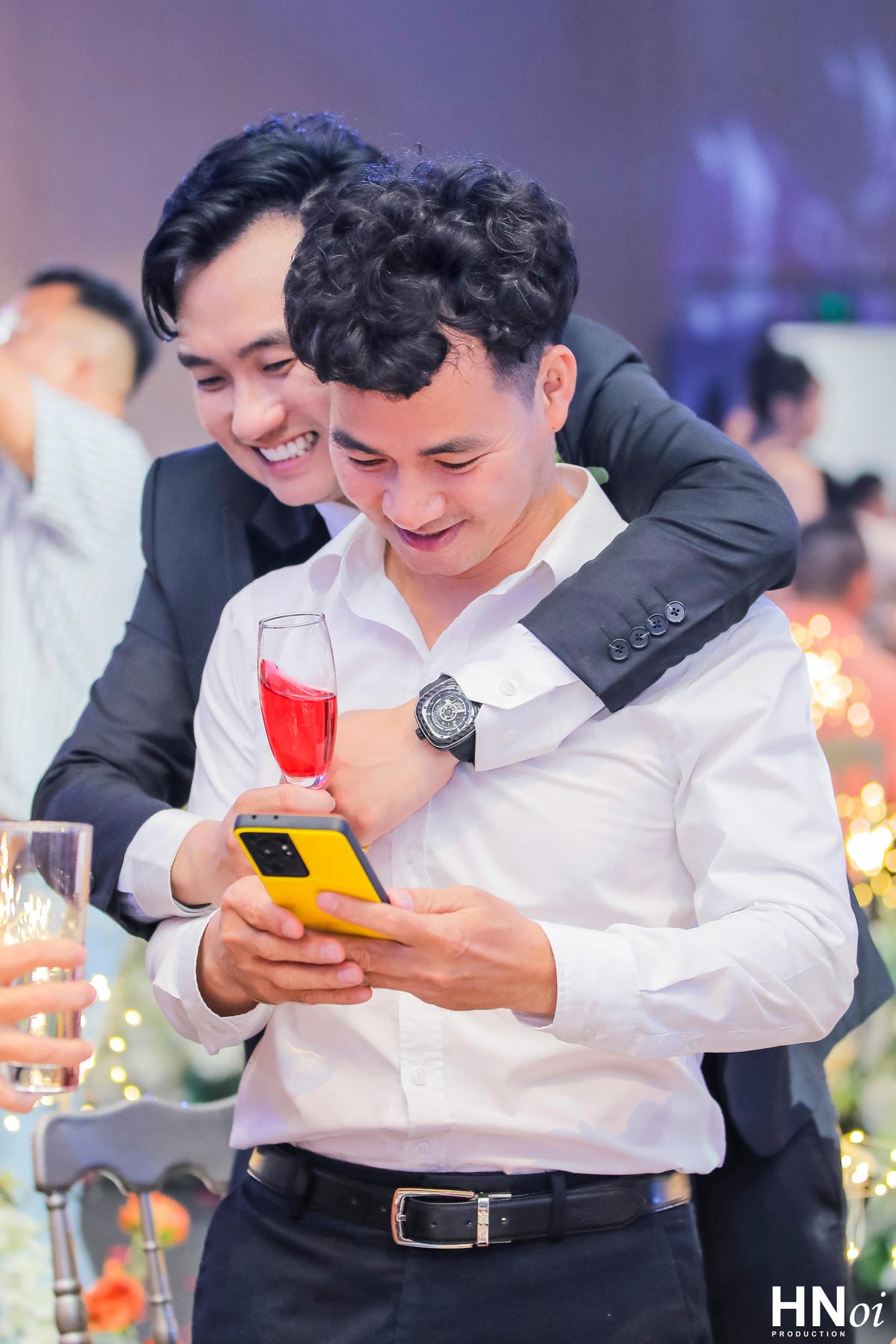 Anh Tuấn ôm Xuân Bắc cảm ơn đàn anh đã đến chung vui cùng mình trong ngày trọng đại. 