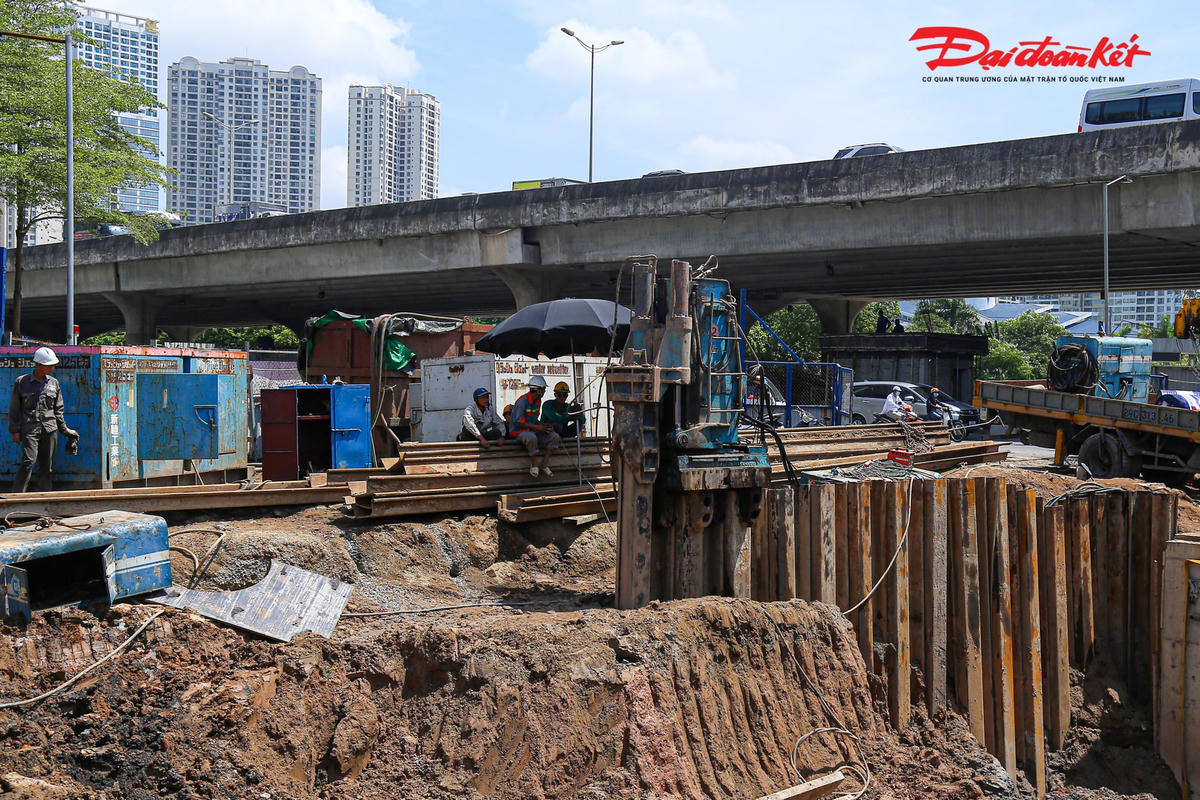 "Dự kiến đến 30/8 toàn bộ các đốt hầm kín sẽ được thi công xong. Sau đó, sẽ chuyển sang thi công các hạng mục khác để kịp thông xe vào đúng dịp lễ 10-10, phục vụ nhu cầu đi lại của người dân” - ông Phúc chia sẻ thêm.