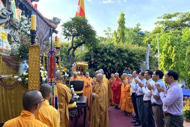 Lãnh đạo tỉnh Khánh Hòa và hòa thượng, thượng tọa, đại đức cử hành nghi thức tưởng niệm dâng hương.