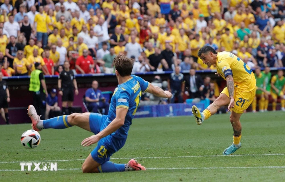 Đội tuyển Romania (áo vàng) giành chiến thắng đậm 3-0 trước Ukraine. (Ảnh: THX/TTXVN) ttxvn_euro_2024_romania_gianh_chien_thang_3-0_truoc_ukraine_1806.jpg