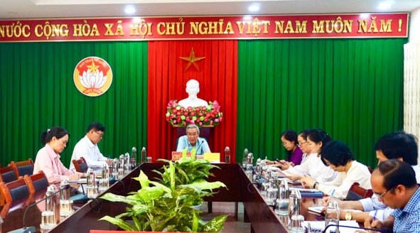 Ông Lê Văn Bình, Chủ tịch Ủy ban MTTQ Việt Nam tỉnh Ninh Thuận, Trưởng Ban tổ chức hội thi, trao đổi cuộc họp.