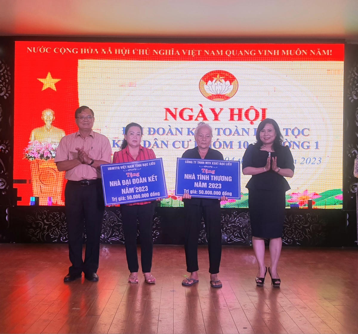 Chủ tịch Ủy ban MTTQ Việt Nam tỉnh Bạc Liêu Nguyễn Văn Hòa và đại diện Công ty TNHH MTV Xổ số Kiến thiết Bạc Liêu trao nhà Đoàn kết cho hộ nghèo ở khóm 10.