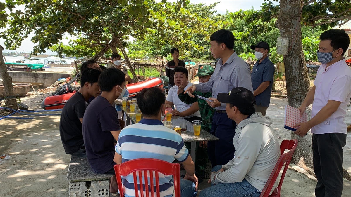 Lãnh đạo tỉnh đến thăm động viên tinh thần ngư dân gặp nạn.
