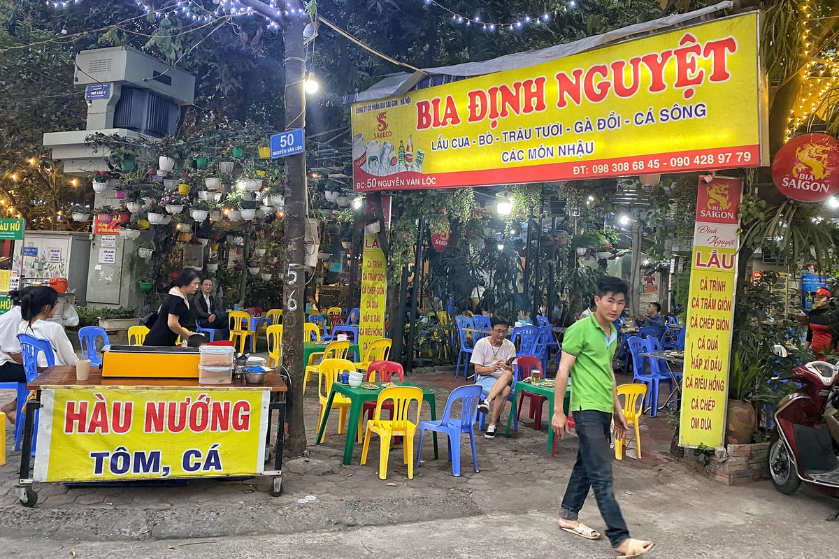 Trái với tên gọi văn minh, đô thị thì tại số 50 Nguyễn Văn Lộc là hàng chục bộ bàn ghế ngang nhiên chiếm trọn vỉa hè.