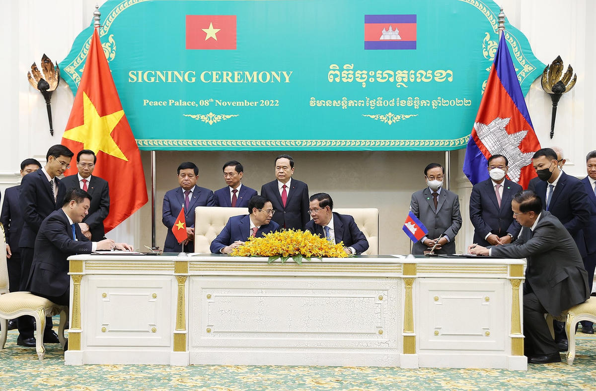 Hai Thủ tướng đã cùng chứng kiến Lễ ký kết các văn kiện giữa hai nước. Ảnh: VGP/Nhật Bắc.