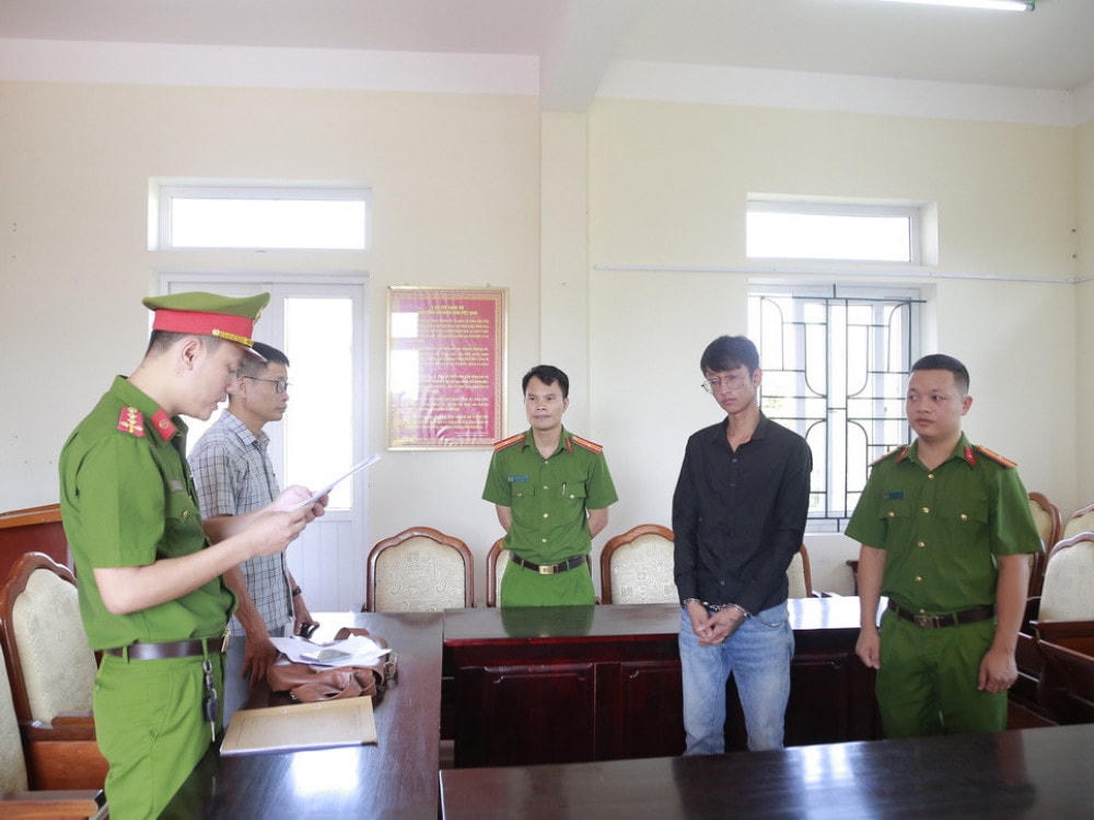 Cơ quan CSĐT đọc quyết định khởi tố bị can và lệnh bắt tạm giam đối với Phan Thế Cường.