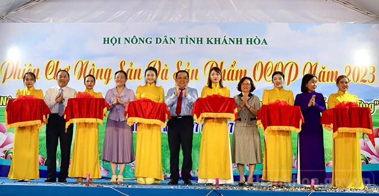 Lãnh đạo tỉnh Khánh Hòa và các đại biểu cắt băng khai mạc phiên chợ nông sản.