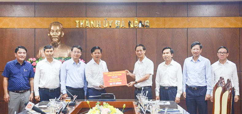 Thường trực Thành ủy và Chủ tịch Ủy ban MTTQ Việt Nam TP Đà Nẵng Ngô Xuân Thắng (thứ 3 từ trái sang), tiếp nhận 2 tỷ đồng từ Đoàn công tác Thành ủy Hải Phòng.