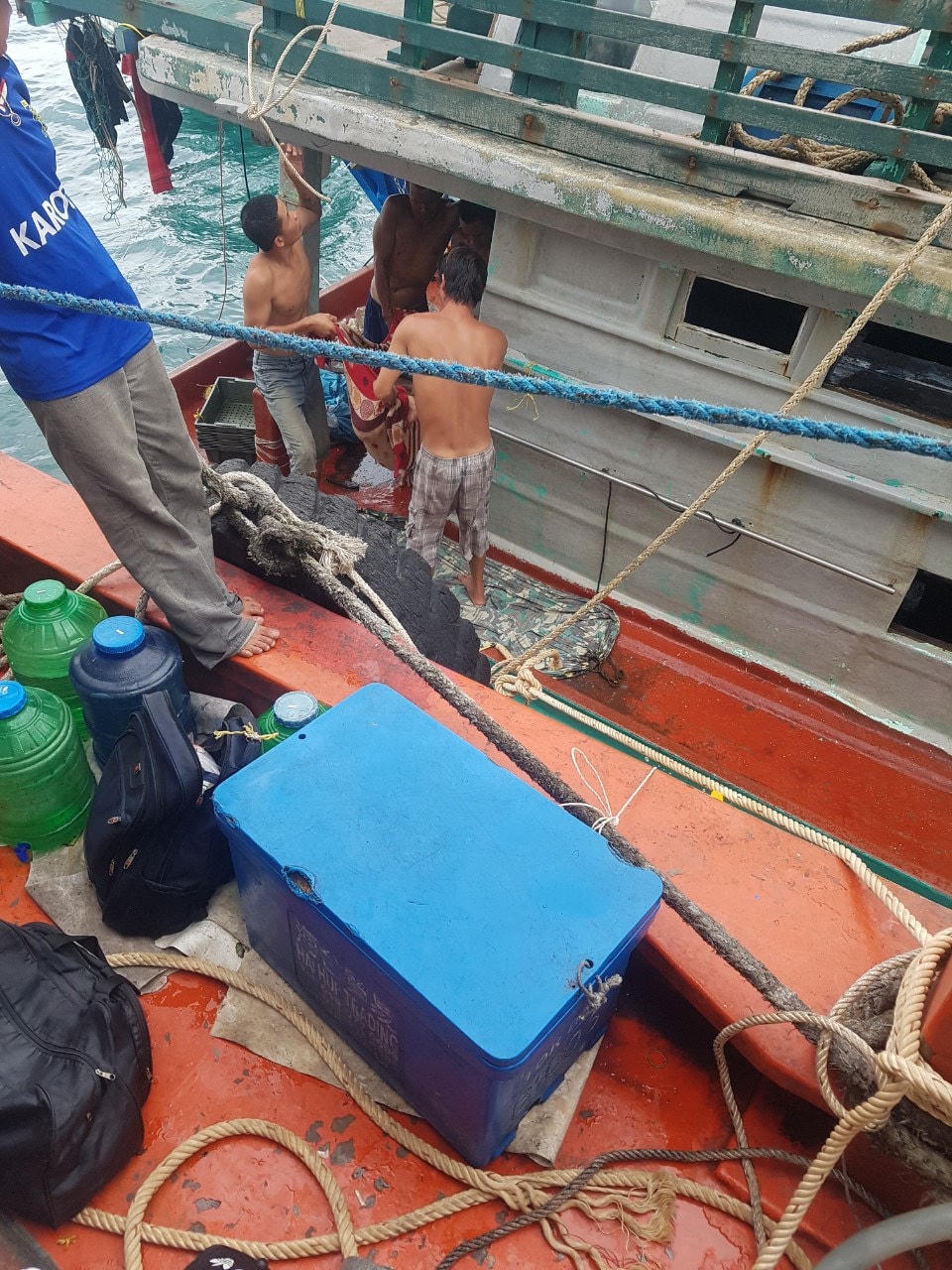 Ngư dân Sông Đốc trục vớt tàu cá, xác nạn nhân. (Ảnh: CTV)