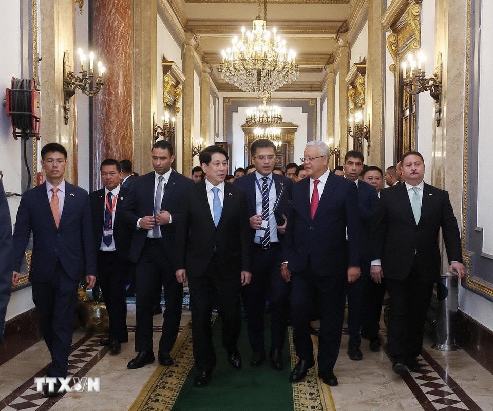 Chủ tịch nước Lương Cường và Chủ tịch Hạ viện Ai Cập Hanafy El-Gebaly tham quan trụ sở Hạ viện Ai Cập. (Ảnh: Lâm Khánh/TTXVN)