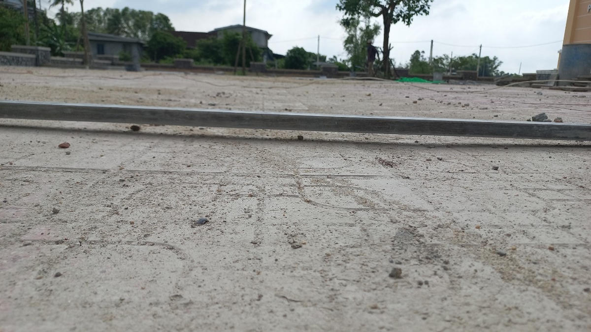 Mới thi công xong chưa lâu Hội trường UBND phường Thủy Châu đã xuất hiện sụt lún, rạn nứt.