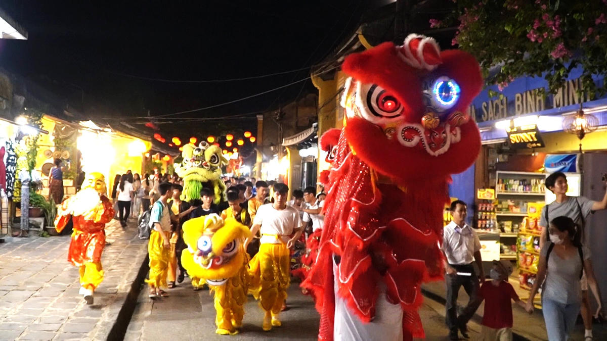 Các đội múa lân trình diễn trong phố cổ Hội An.