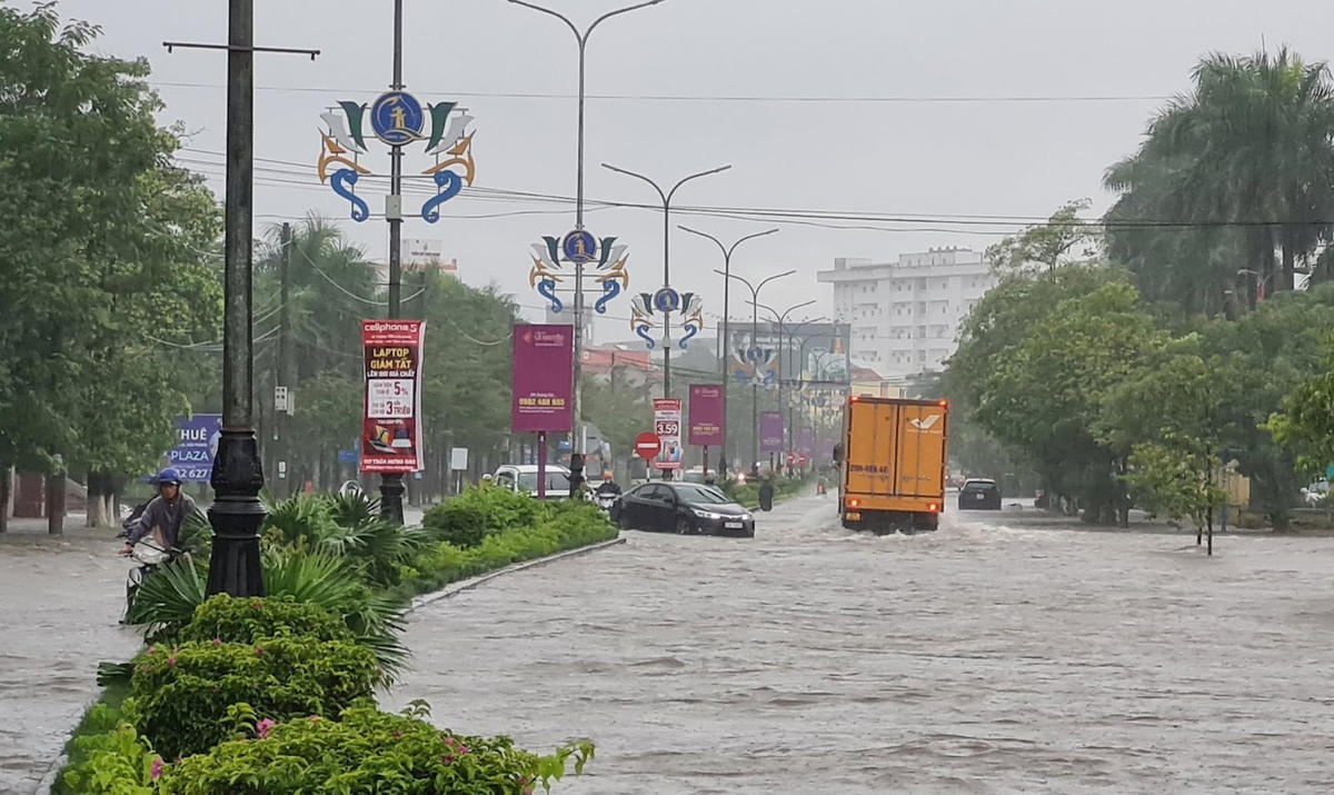 Nhiều tuyến đường ở thành phố Đồng Hới ngập sâu.