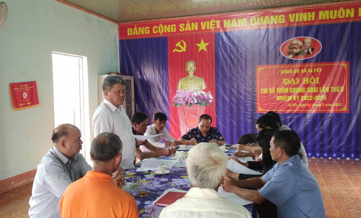 Chủ tịch Uỷ ban MTTQ Việt Nam tỉnh Gia Lai Hồ Văn Điềm, phát biểu tại buổi sinh hoạt Chi bộ thôn Brong Goai, xã Ia Pết. 