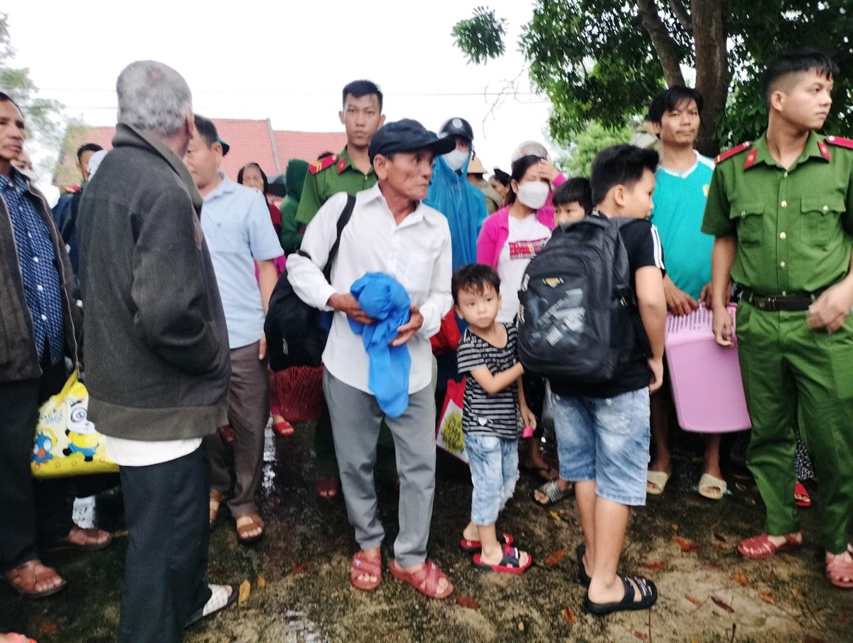 Rất đông người dân xã Tam Thanh được đưa đi sơ tán tránh bão số 4.