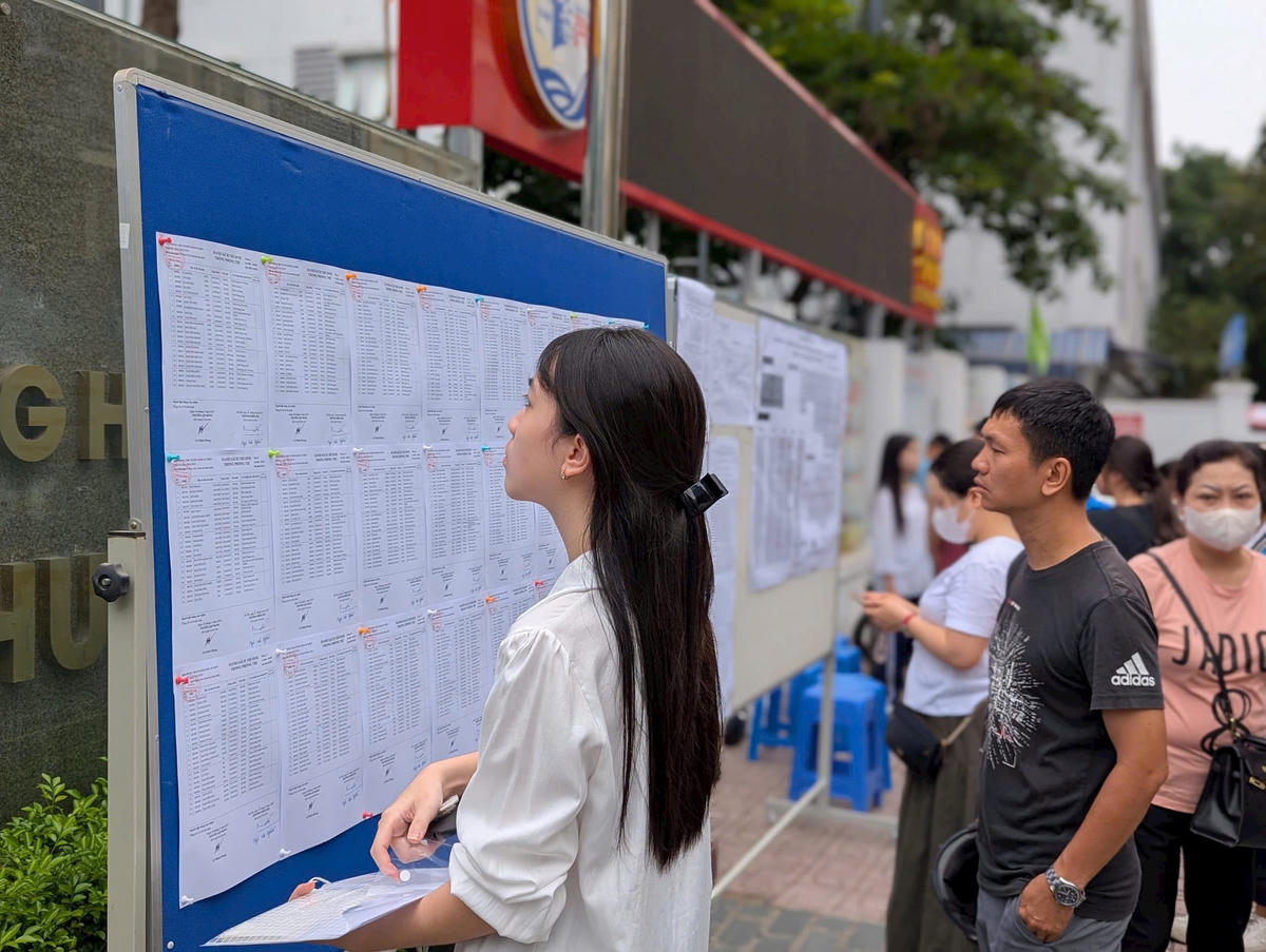 Thí sinh đến sớm tại điểm thi Trường THCS Phan Chu Trinh