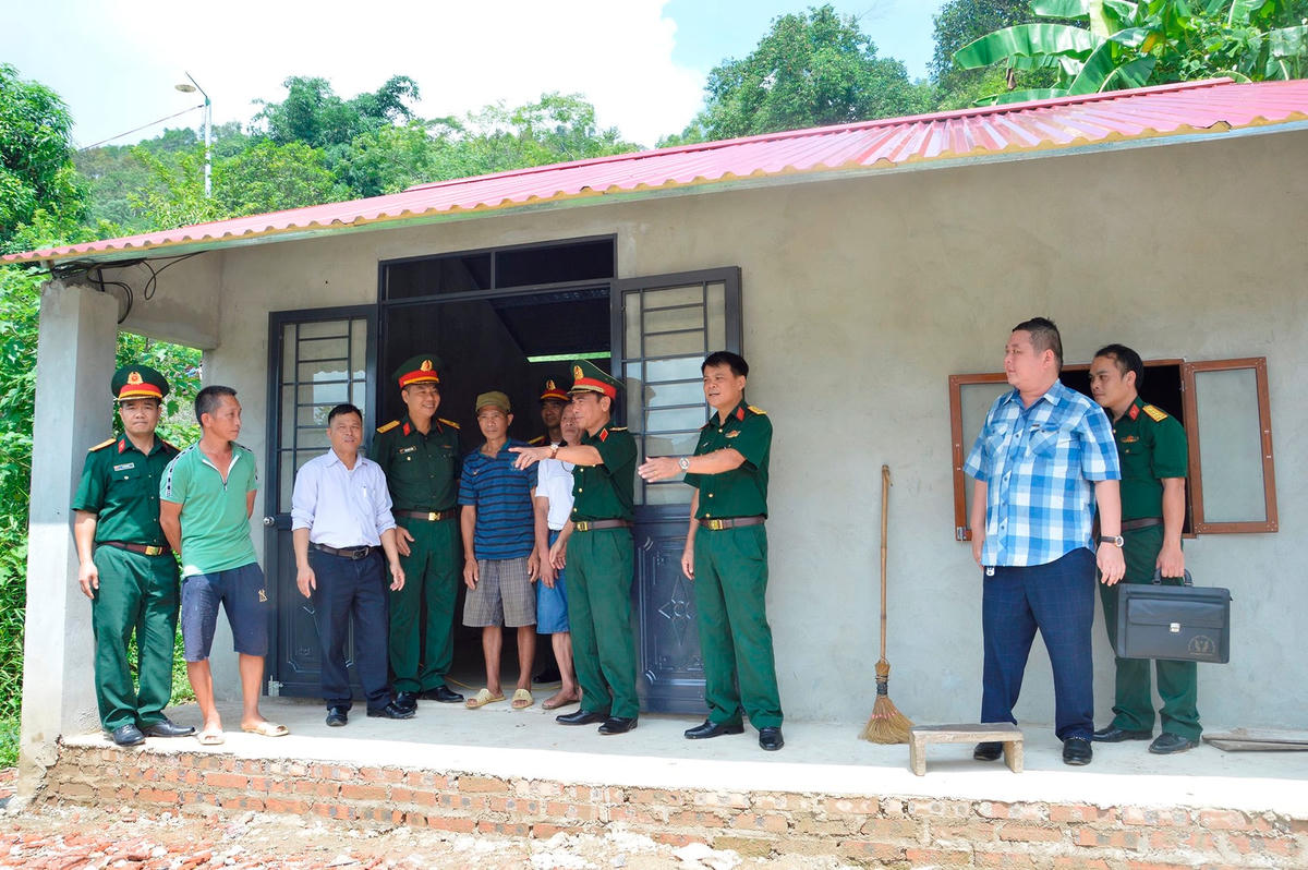 xoa-nha-tam-nha-dot-nat-cho-gia-dinh-ong-luong-van-thong-thon-na-pha-xa-dong-lac-huyen-cho-don.jpg
