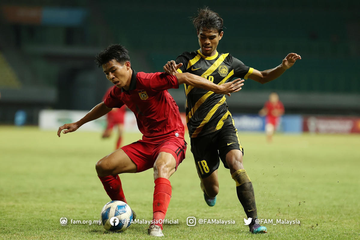 U19 Malaysia (trang phục vàng đen) thi đấu hiệu quả hơn U19 Lào (trang phục đỏ) (Ảnh: FAM).