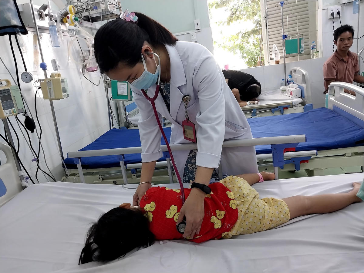 Khi phát hiện những dấu hiệu của bệnh tay chân miệng, phụ huynh sớm đưa trẻ đến cơ sở y tế gần nhất để được thăm khám và điều trị.