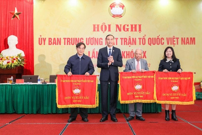 Phó Chủ tịch Phùng Khánh Tài tặng Cờ thi đua cho các tổ chức thành viên đạt thành tích xuất sắc trong năm 2022