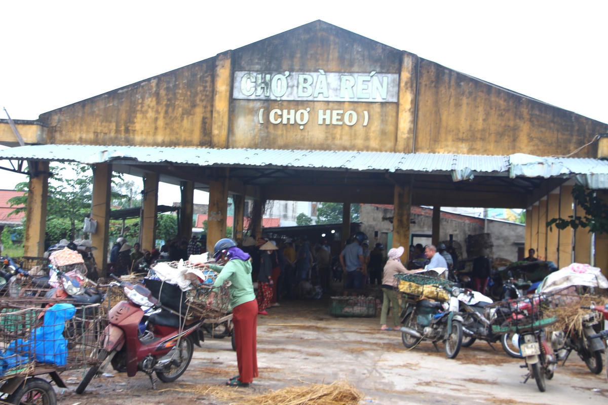 Một góc chợ heo Bà Rén.