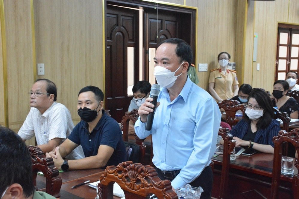 Người dân đặt câu hỏi tại buổi đối thoại (Ảnh: T.Lữ).