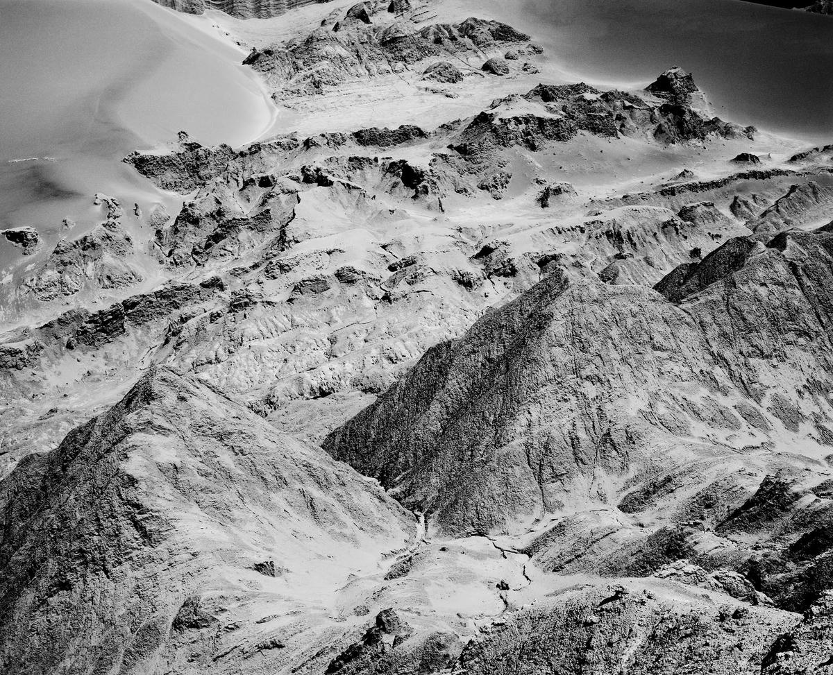 Trí tuệ ở nơi cao nhất- Cảnh quan hùng vĩ nơi đây được chụp tại Valle de la Luna (Thung lũng Mặt trăng) ở phía tây San Pedro De Atacama ở phía bắc Chile trong sa mạc Atacama, nơi đá và cát đã được chạm khắc bằng gió và nước.