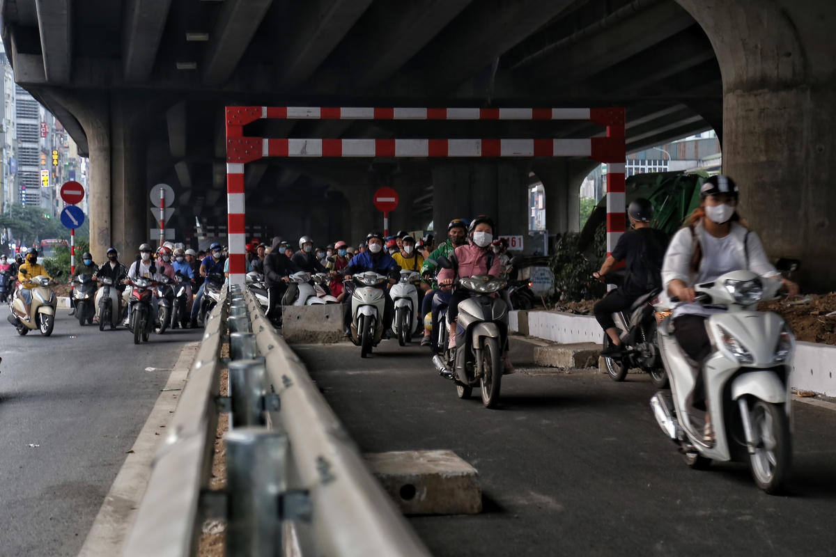 Nhiều phương tiện xe máy vẫn bất chấp lách rào để di chuyển.