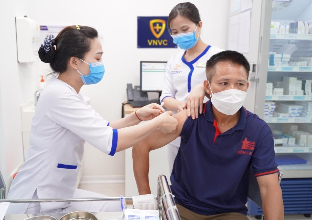 Tiêm vaccine phòng dại cho người dân. Ảnh: TL.