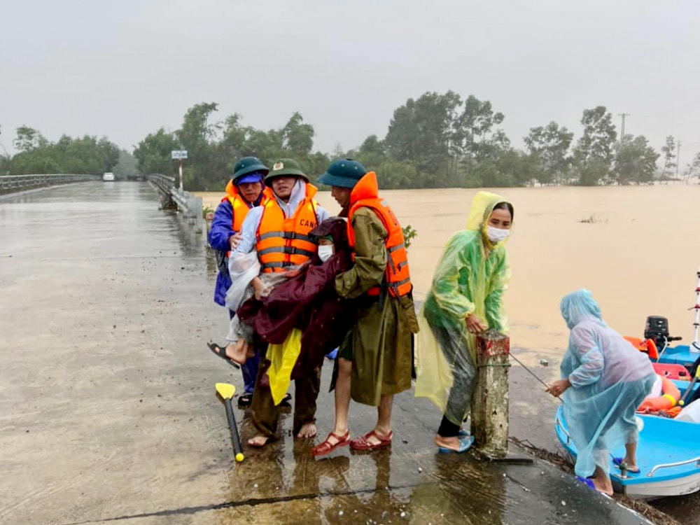 Lực lượng Công an xã, thị trấn là lực lượng tuyến đầu trong ứng phó mưa lũ. Công an các huyện, thành phố, thị xã phối hợp các phòng nghiệp vụ Công an tỉnh triển khai phương án phòng chống, ứng phó với mưa lũ với phương châm “4 tại chỗ”. (Trong ảnh: Công an xã Điền Mỹ (huyện Hương Khê, tỉnh Hà Tĩnh) dùng ca nô đưa bệnh nhân bị ung thư trong tình trạng nguy kịch vượt lũ để ra bệnh viện điều trị).