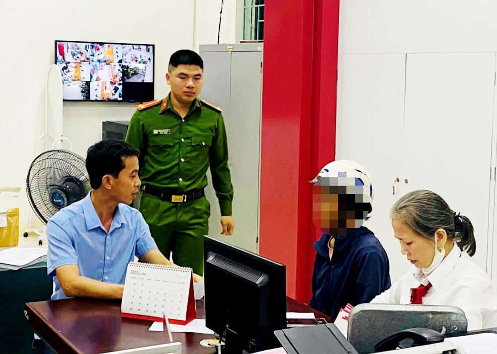 Nhân viên giao dịch Phúc Trạch và lực lượng công an kịp thời ngăn chặn công dân chuyển tiền cho người lạ.