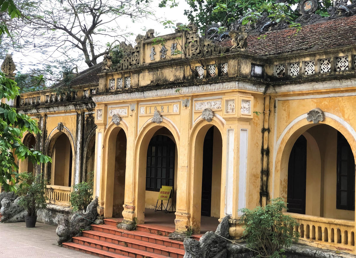 Trường Tiểu học Đông Ngạc B là một công trình kiến trúc tiêu biểu của phong cách pha trộn Âu - Á còn khá nguyên bản tại làng Vẽ.