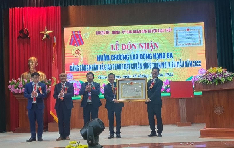Xã Giao Phong là xã đầu tiên của tỉnh Nam Định được công nhận đạt chuẩn Nông thôn mới kiểu mẫu.