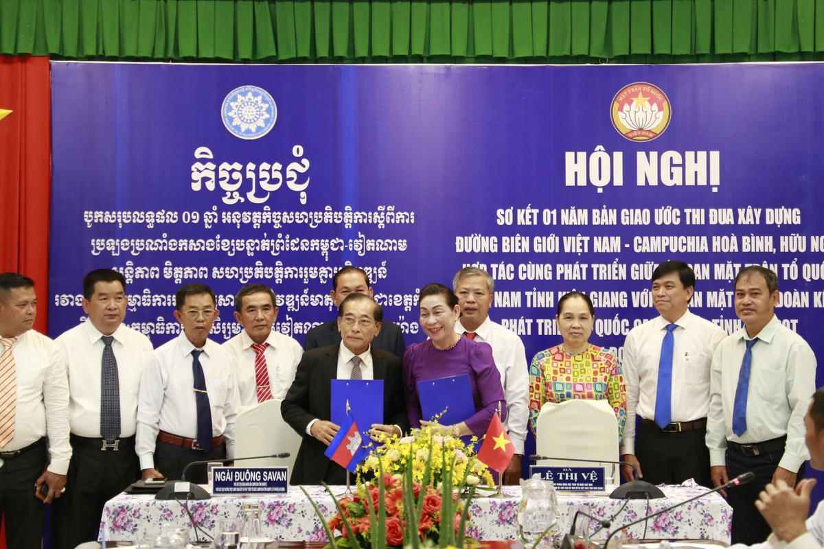 Lãnh đạo MTTQ Việt Nam tỉnh Kiên Giang và Ủy ban Mặt trận Đoàn kết Phát triển Tổ quốc Campuchia tỉnh Kampot (Vương quốc Campuchia) ký kết báo cáo sơ kết một năm thực hiện giao ước thi đua.