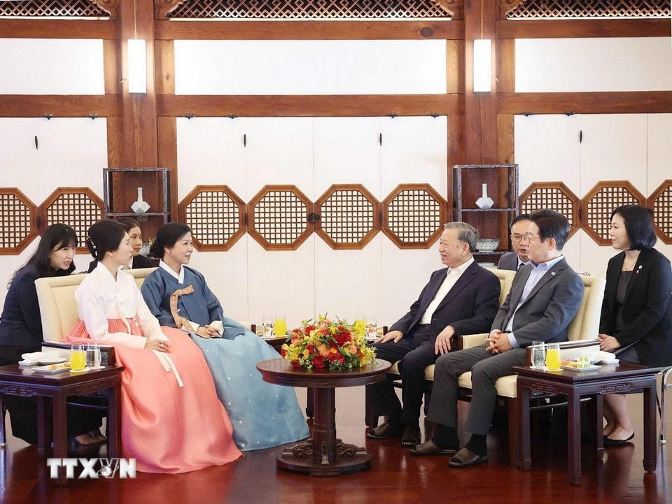 Tổng Bí thư Tô Lâm và Phu nhân cùng Tổng thống Hàn Quốc Lee Jae Myung và Phu nhân dự tiệc trà. (Ảnh: Thống Nhất/TTXVN)