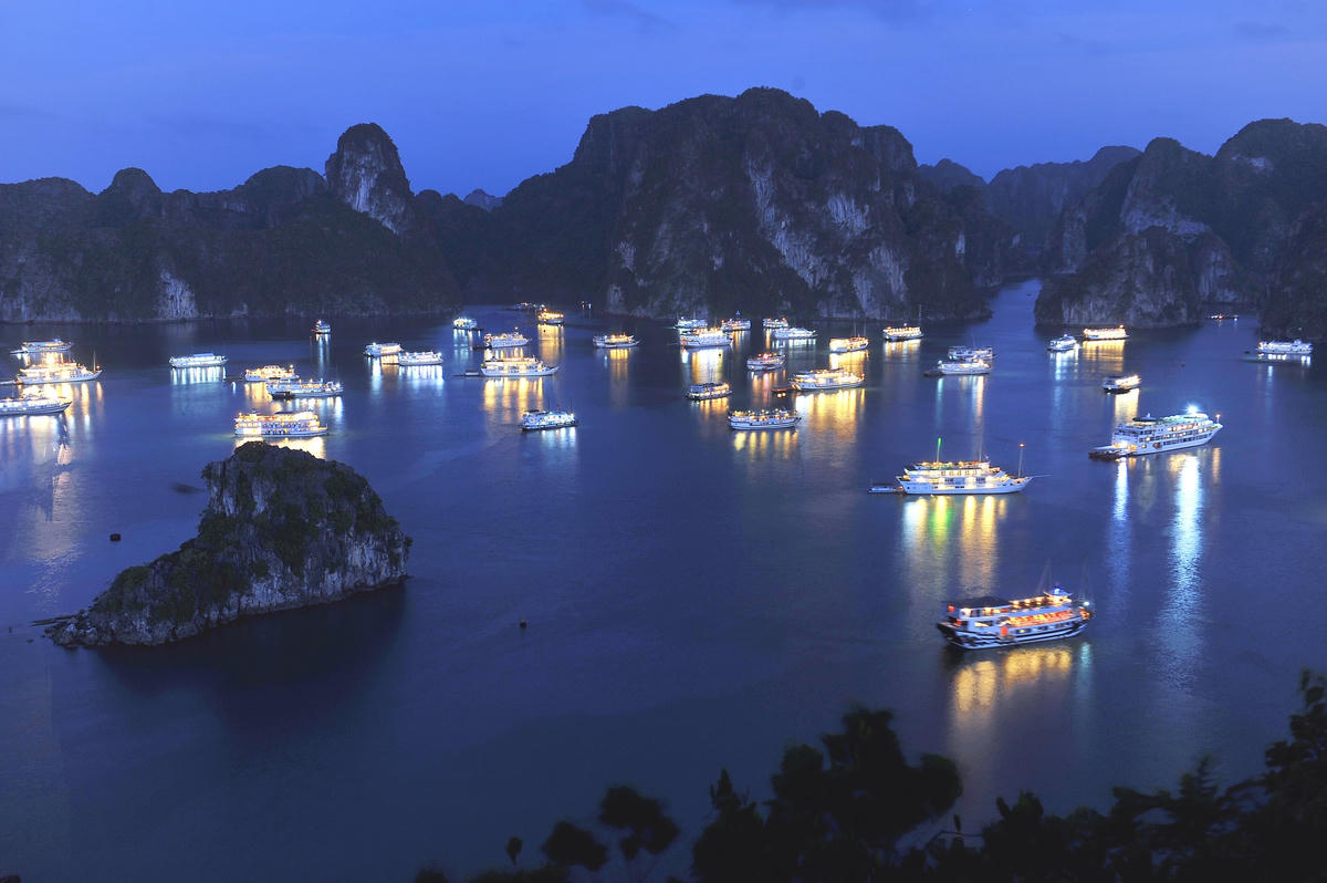 Du lịch trên Vịnh Hạ Long (Quảng Ninh). Ảnh: Minh Đức.