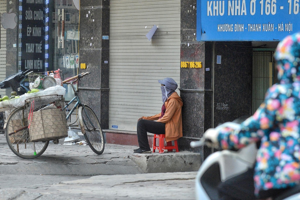 Người phụ nữ ngồi tránh nắng nóng.