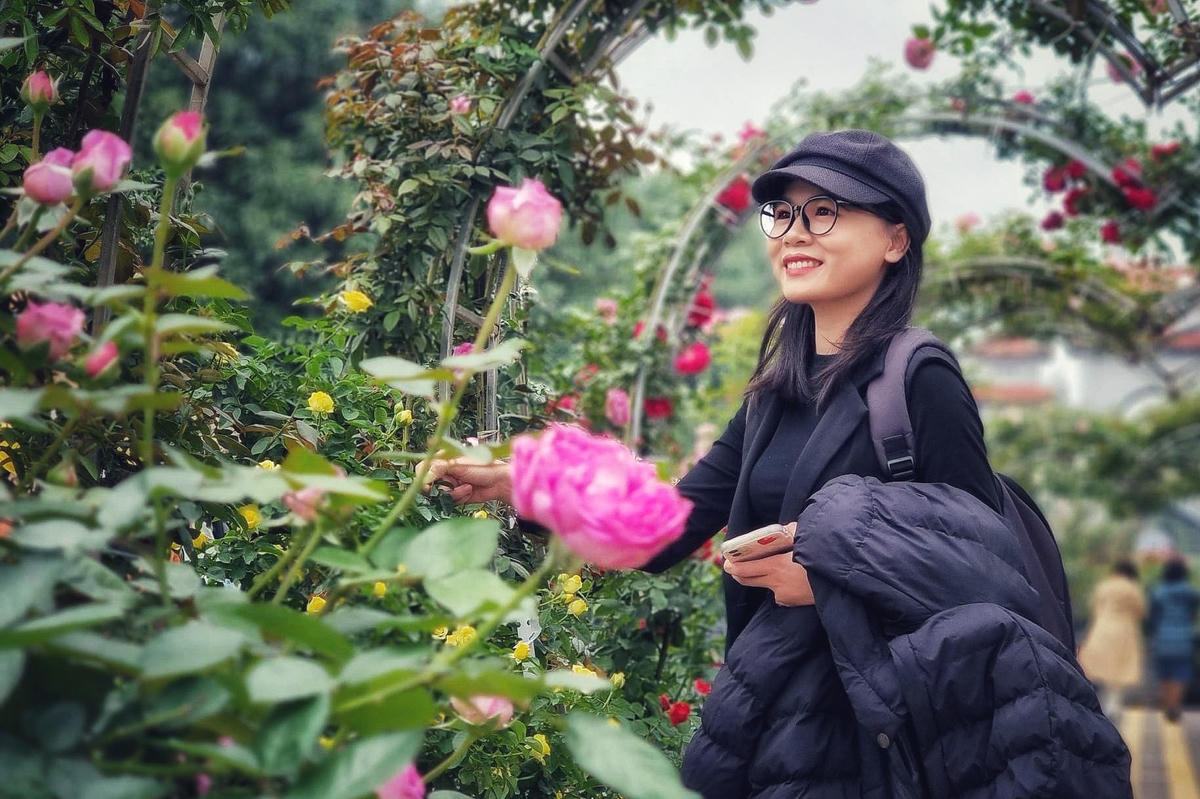Dù chưa tới ngày Festival hoa diễn ra nhưng tại cổng đền Hai Bà Trưng đã thu hút rất đông các bạn trẻ đến tham quan chụp ảnh.