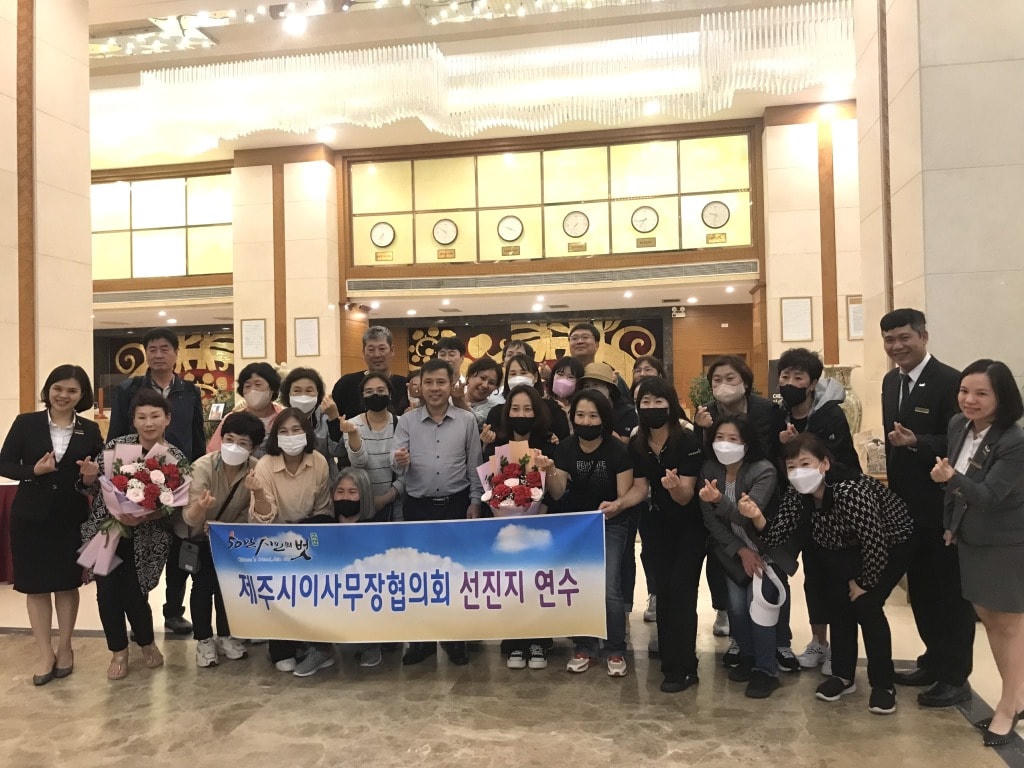 Lãnh đạo Sở Du lịch chào mừng đoàn khách Hàn Quốc đầu tiên sau chuyến xúc tiến thị trường này đầu tháng 11 vừa qua. Ảnh: QMG.
