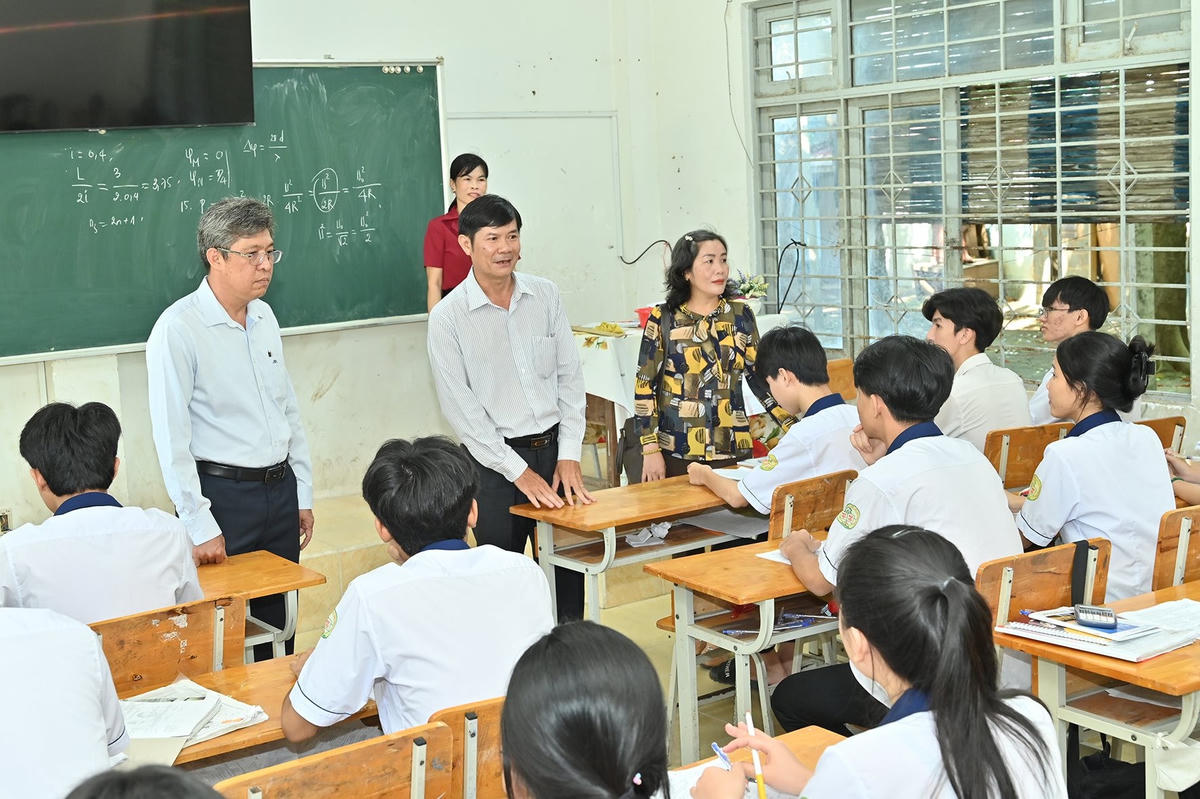 Lãnh đạo tỉnh Bình Thuận và Sở GD-ĐT tỉnh Bình Thuận động viên các thí sinh ôn luyện trước khi vào kỳ thi.
