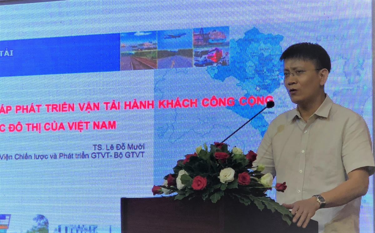 TS Lê Đỗ Mười, Viện trưởng Viện Chiến lược và Phát triển GTVT (Bộ GTVT) trình bày tham luận tại Hội thảo. (Ảnh: Hồng Phúc).