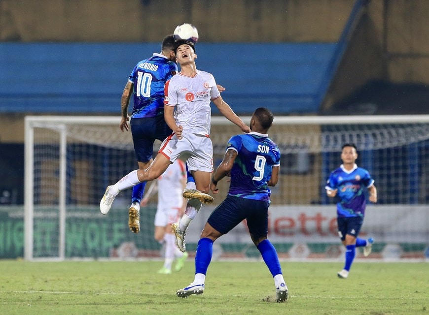 Nhập cuộc với mục tiêu 3 điểm, tuy nhiên cả hai đội đều không tận dụng được các đường lên bóng. Ảnh: TTXVN.
