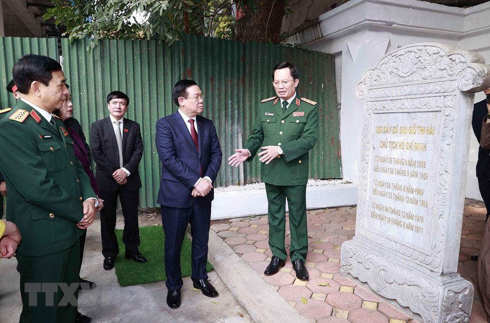 Chủ tịch Quốc hội Vương Đình Huệ thăm Nhà tưởng niệm Chủ tịch Hồ Chí Minh tại Bệnh viện Trung ương Quân đội 108. (Ảnh: Doãn Tấn/TTXVN).