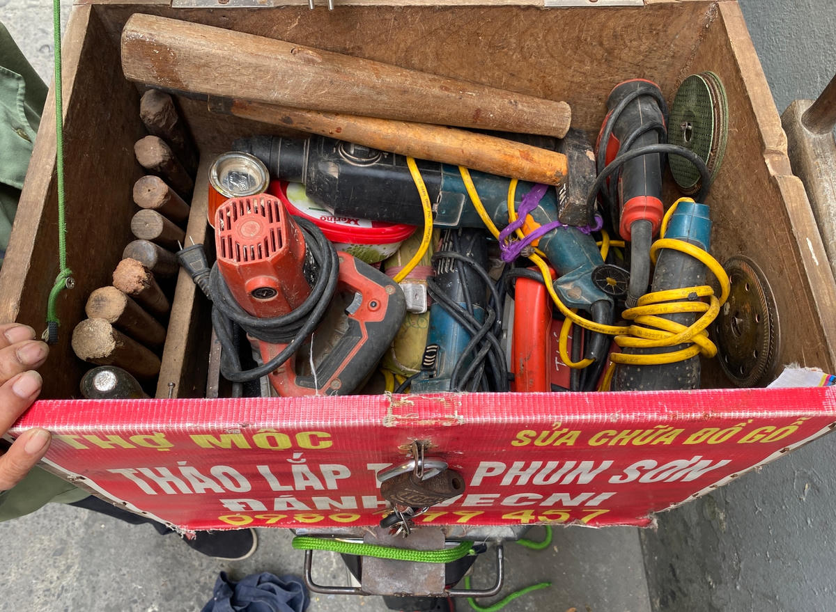Bên trong chiếc thùng gỗ là cả “xưởng mộc” của người thợ.