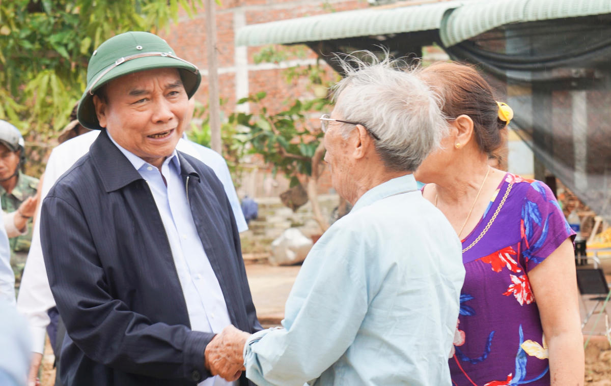 Chủ tịch nước Nguyễn Xuân Phúc thăm hỏi, động viên người dân Đà Nẵng bị thiệt hại trong bão số 5.